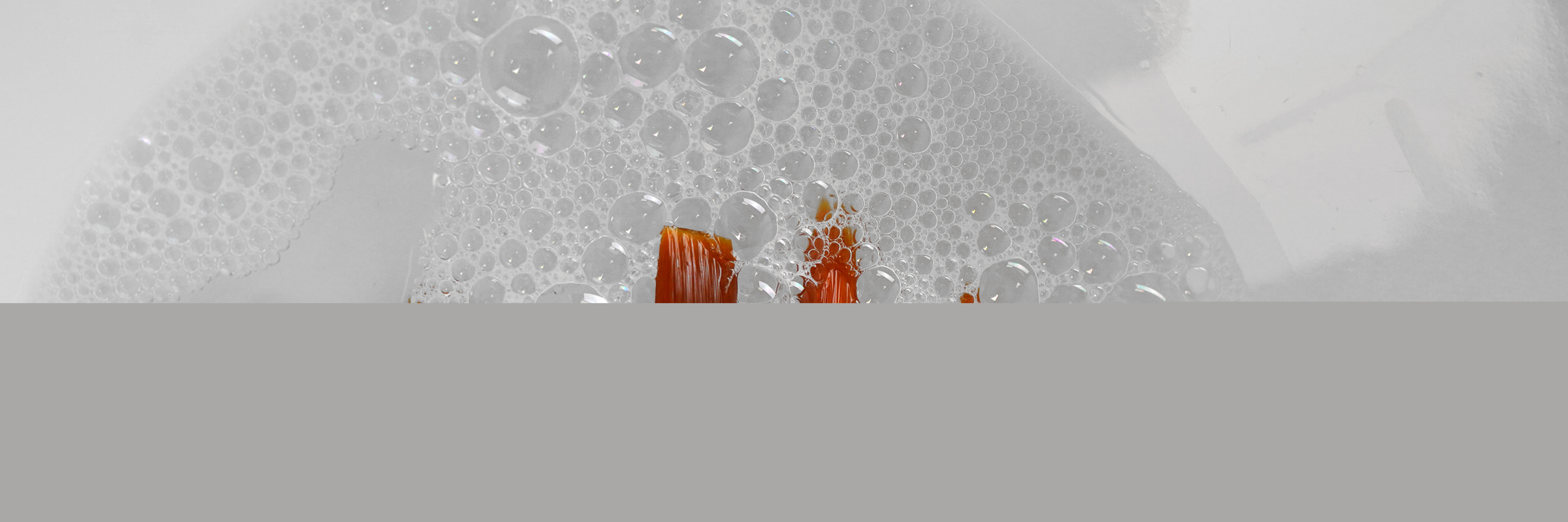 Akryylisiveltimien puhdistus