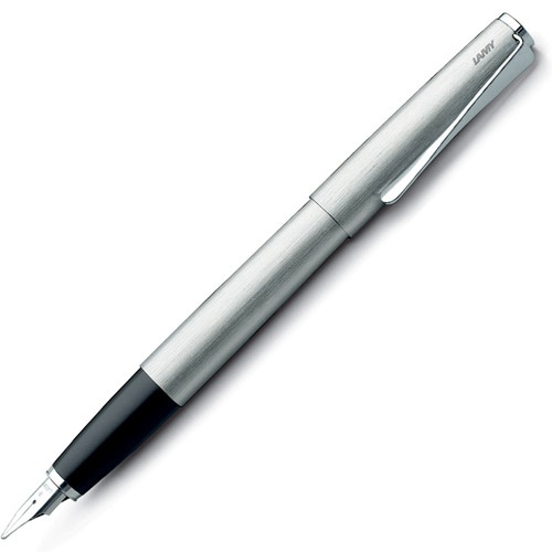 Studio Steel Täytekynä Broad ryhmässä Kynät / Fine Writing / Täytekynät @ Pen Store (101942)