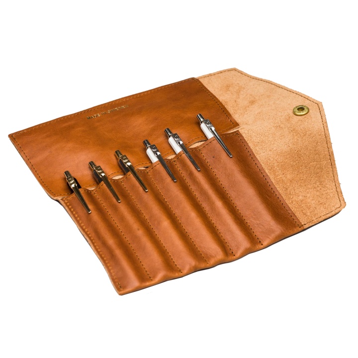 Fiffi Leather Pen Roll Cognac 6 osastoja ryhmässä Kynät / Kynätarvikkeet / Penaalit ja kynäkotelot @ Pen Store (104908)