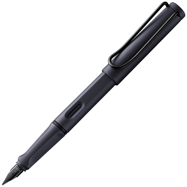 Safari Täytekynä Steel Black ryhmässä Kynät / Fine Writing / Täytekynät @ Pen Store (132985_r)