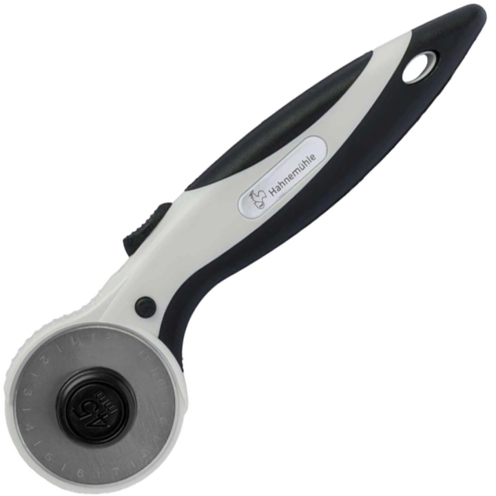 Ergonominen rullaleikkuri 45 mm ryhmässä Askartelu ja Harrastus / Harrastustarvikkeet / Leikkurit @ Pen Store (135559)