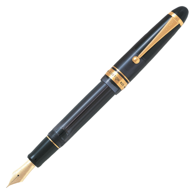 Custom 823 Täytekynä Black Medium ryhmässä Kynät / Fine Writing / Täytekynät @ Pen Store (128151)