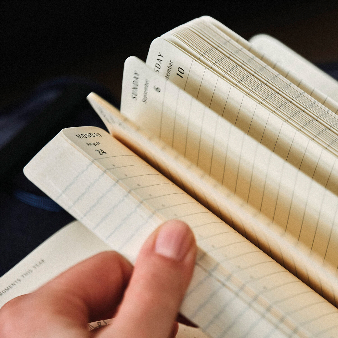 Kalenteri 12M Daily 2026 Softcover Pocket Myrtle Green