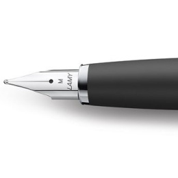 Studio Steel Täytekynä Broad ryhmässä Kynät / Fine Writing / Täytekynät @ Pen Store (101942)