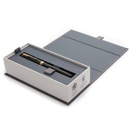 Sonnet Musta/Kulta Täytekynä Medium ryhmässä Kynät / Fine Writing / Täytekynät @ Pen Store (104695)