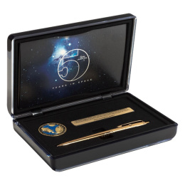 AG7 Limited Edition Apollo 7 50th Anniversary ryhmässä Kynät / Fine Writing / Kuulakärkikynät @ Pen Store (111685)