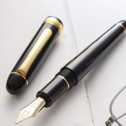 #3776 Century Täytekynä Black Gold Trim Music nib ryhmässä Kynät / Fine Writing / Täytekynät @ Pen Store (112519)