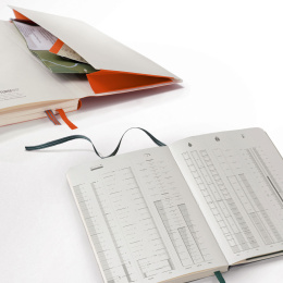 Outline Notebook B6 Signal Orange Dotted ryhmässä Paperit ja Lehtiöt / Kirjoitus ja muistiinpanot / Muistikirjat @ Pen Store (125497)