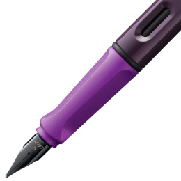 Safari Täytekynä Violet Blackberry ryhmässä Kynät / Fine Writing / Täytekynät @ Pen Store (131058_r)