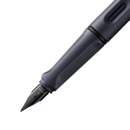 Safari Täytekynä Steel Black ryhmässä Kynät / Fine Writing / Täytekynät @ Pen Store (132985_r)