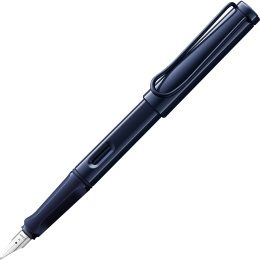 Safari Täytekynä Dark Dusk Medium ryhmässä Kynät / Fine Writing / Täytekynät @ Pen Store (135233)