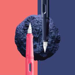 Safari Täytekynä Dark Dusk Medium ryhmässä Kynät / Fine Writing / Täytekynät @ Pen Store (135233)