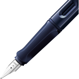 Safari Täytekynä Dark Dusk Medium ryhmässä Kynät / Fine Writing / Täytekynät @ Pen Store (135233)