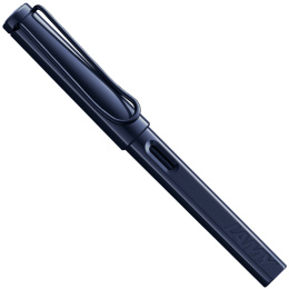 Safari Täytekynä Dark Dusk Medium ryhmässä Kynät / Fine Writing / Täytekynät @ Pen Store (135233)