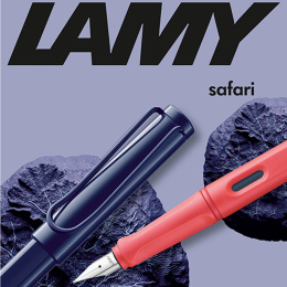 Safari Täytekynä Dark Dusk Medium ryhmässä Kynät / Fine Writing / Täytekynät @ Pen Store (135233)