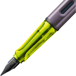 AL-star Täytekynä Aubergine Medium ryhmässä Kynät / Fine Writing / Täytekynät @ Pen Store (135238)