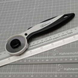 Ergonominen rullaleikkuri 45 mm ryhmässä Askartelu ja Harrastus / Harrastustarvikkeet / Leikkurit @ Pen Store (135559)