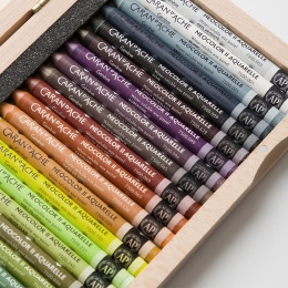 Neocolor II Aquarelle 50 years Wooden Box 50-sarja ryhmässä Taiteilijatarvikkeet / Taiteilijavärit / Pastellivärit / Vahapastellit @ Pen Store (135633)