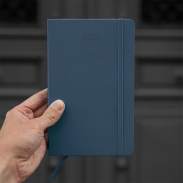 Kalenteri 12M Weekly Notebook 2026 Softcover Large Sapphire Blue ryhmässä Paperit ja Lehtiöt / Kalenterit / 12 kk kalenterit @ Pen Store (136114)