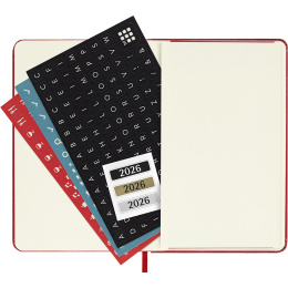 Kalenteri 12M Weekly Notebook 2026 Hardcover Pocket Red ryhmässä Paperit ja Lehtiöt / Kalenterit / 12 kk kalenterit @ Pen Store (136123)