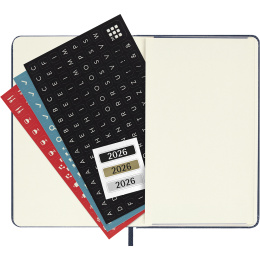 Kalenteri 12M Weekly Notebook 2026 Hardcover Pocket Sapphire Blue ryhmässä Paperit ja Lehtiöt / Kalenterit / 12 kk kalenterit @ Pen Store (136125)