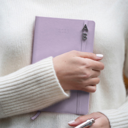 Kalenteri 12M Daily 2026 Hardcover Large Pastel Lilac ryhmässä Paperit ja Lehtiöt / Kalenterit / 12 kk kalenterit @ Pen Store (136133)