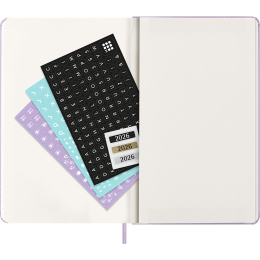 Kalenteri 12M Daily 2026 Hardcover Large Pastel Lilac ryhmässä Paperit ja Lehtiöt / Kalenterit / 12 kk kalenterit @ Pen Store (136133)