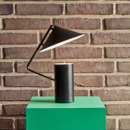 Sen Pöytävalaisin Musta ryhmässä Askartelu ja Harrastus / Harrastustarvikkeet / Valaisimet @ Pen Store (136671)