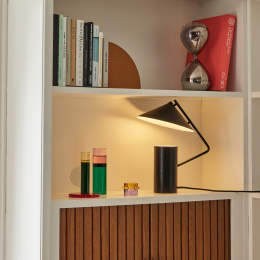 Sen Pöytävalaisin Musta ryhmässä Askartelu ja Harrastus / Harrastustarvikkeet / Valaisimet @ Pen Store (136671)