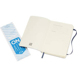 Classic Soft Cover Notebook Pocket Blue Viivaton ryhmässä Paperit ja Lehtiöt / Kirjoitus ja muistiinpanot / Muistikirjat @ Pen Store (136832)