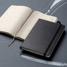 Kalenteri 18M Weekly Hard Cover Horisontell Large Black ryhmässä Paperit ja Lehtiöt / Kalenterit / 18 kk kalenterit @ Pen Store (137014)