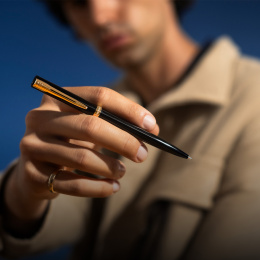 Impression Black/Gold Kuulakärkikynä ryhmässä Kynät / Fine Writing / Kuulakärkikynät @ Pen Store (137394)