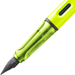 Safari Täytekynä Neon Yellow ryhmässä Kynät / Fine Writing / Täytekynät @ Pen Store (137577_r)