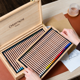 Luminance 6901 100 väriä Puulaatikko ryhmässä Kynät / Taiteilijakynät / Värikynät @ Pen Store (138427)